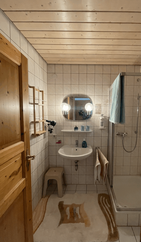 Vollausgestattetes Badezimmer